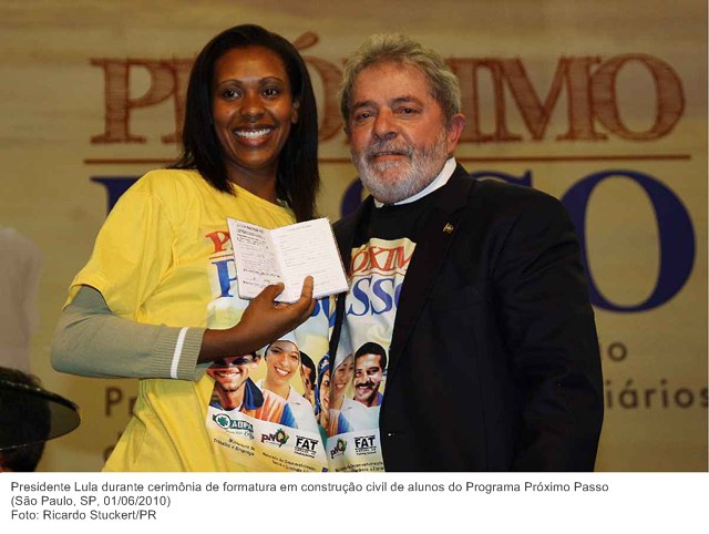 Presidente Lula durante cerimônia de formatura em construção civil de alunos do Programa Próximo Passo .