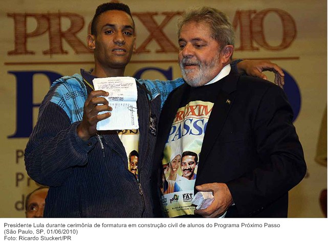 Presidente Lula durante cerimônia de formatura em construção civil de alunos do Programa Próximo Passo.