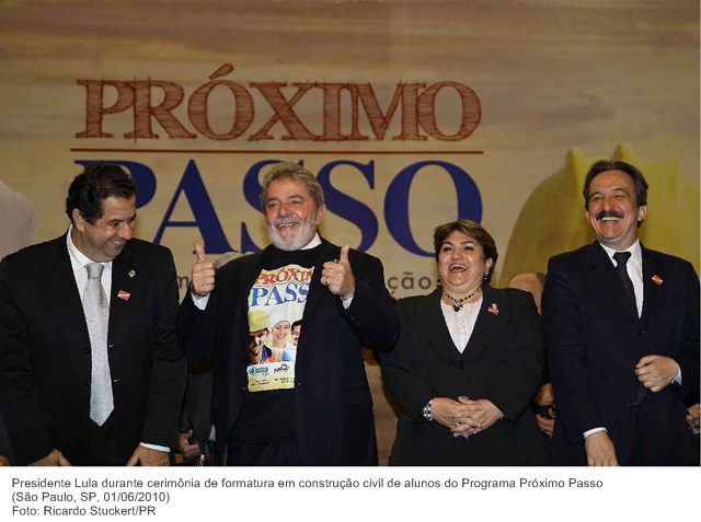 Presidente Lula durante cerimônia de formatura em construção civil de alunos do Programa Próximo Passo .