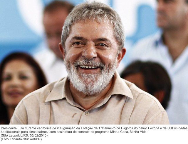 Presidente Lula durante cerimônia de inauguração da Estação de Tratamento de Esgotos do bairro Feitoria e de 600 unidades habitacionais para cinco bairros.