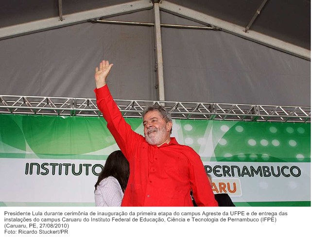 Presidente Lula durante cerimônia de inauguração da primeira etapa do campus Agreste da UFPE e de entrega das instalações do campus Caruaru do Instituto Federal de Educação, Ciência e Tecnologia.jpg