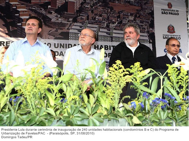 Presidente Lula durante cerimônia de inauguração de 240 unidades habitacionais (condomínios B e C) do Programa de Urbanização de Favelas-PAC
