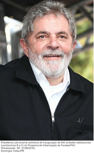 Presidente Lula durante cerimônia de inauguração de 240 unidades habitacionais (condomínios B e C) do Programa de Urbanização de Favelas-PAC.