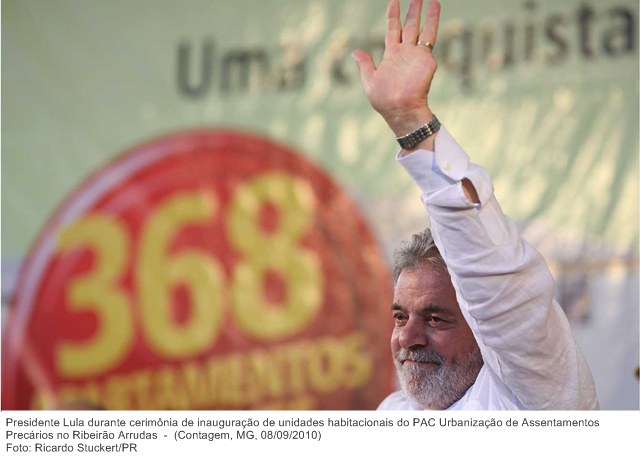 Presidente Lula durante cerimônia de inauguração de unidades habitacionais do PAC Urbanização de Assentamentos Precários no Ribeirão Arrudas.