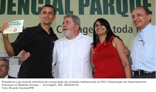 Presidente Lula durante cerimônia de inauguração de unidades habitacionais do PAC Urbanização de Assentamentos Precários no Ribeirão Arrudas.