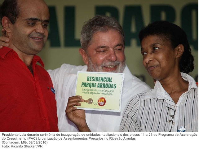 Presidente Lula durante cerimônia de inauguração de unidades habitacionais dos blocos 11 a 23 do Programa de Aceleração do Crescimento (PAC) Urbanização de Assentamentos Precários no Ribeirão.