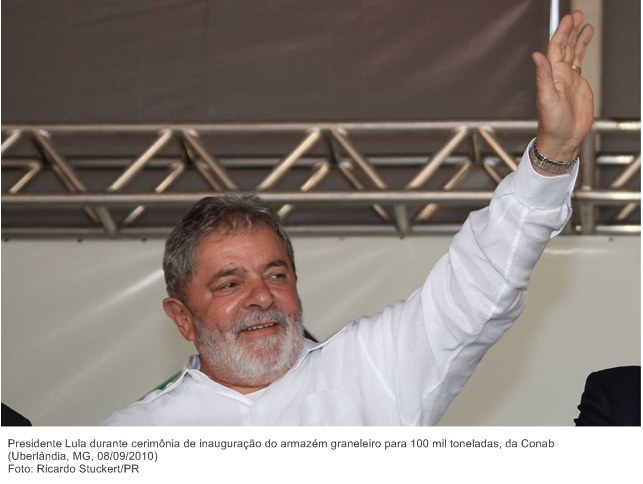 Presidente Lula durante cerimônia de inauguração do armazém graneleiro para 100 mil toneladas, da Conab.