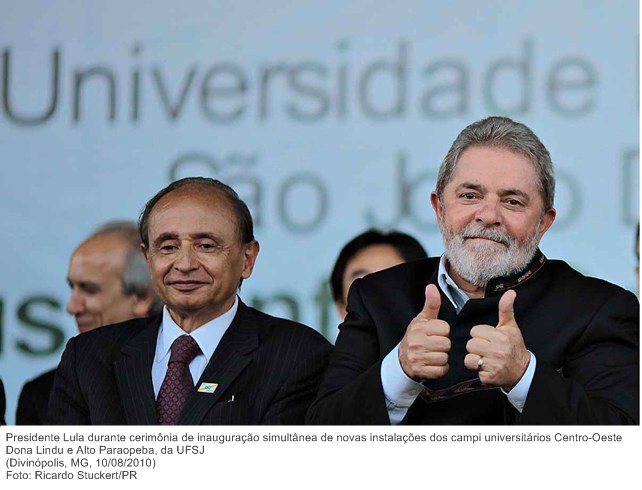 Presidente Lula durante cerimônia de inauguração simultânea de novas instalações dos campi universitários Centro-Oeste Dona Lindu e Alto Paraopeba, da UFSJ.