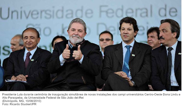 Presidente Lula durante cerimônia de inauguração simultânea de novas instalações dos campi universitários Centro-Oeste Dona Lindu e Alto Paraopeba, da Universidade Federal de São João  .