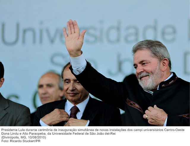 Presidente Lula durante cerimônia de inauguração simultânea de novas instalações dos campi universitários Centro-Oeste Dona Lindu e Alto Paraopeba, da Universidade Federal de São João .