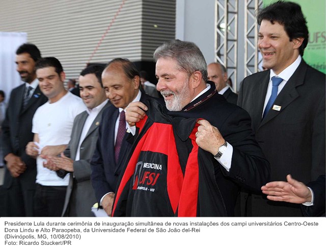 Presidente Lula durante cerimônia de inauguração simultânea de novas instalações dos campi universitários Centro-Oeste Dona Lindu e Alto Paraopeba, da Universidade Federal de São João Del-Rei.