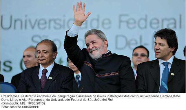 Presidente Lula durante cerimônia de inauguração simultânea de novas instalações dos campi universitários Centro-Oeste Dona Lindu e Alto Paraopeba, da Universidade Federal de São João  .