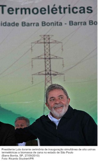 Presidente Lula durante cerimônia de inauguração simultânea de oito usinas termelétricas a biomassa de cana no estado de São Paulo.