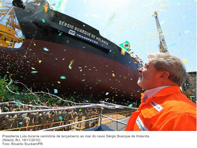 Presidente Lula durante cerimônia de lançamento ao mar do navio Sérgio Buarque de Holanda .