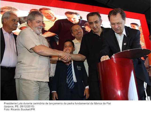 Presidente Lula durante cerimônia de lançamento da pedra fundamental da fábrica da Fiat.