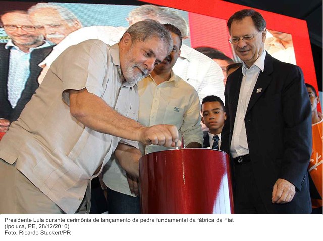 Presidente Lula durante cerimônia de lançamento da pedra fundamental da fábrica da Fiat .