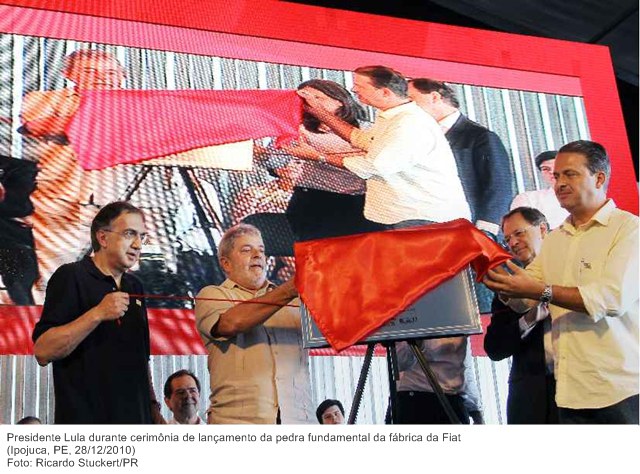 Presidente Lula durante cerimônia de lançamento da pedra fundamental da fábrica da Fiat .