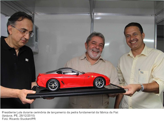 Presidente Lula durante cerimônia de lançamento da pedra fundamental da fábrica da Fiat .