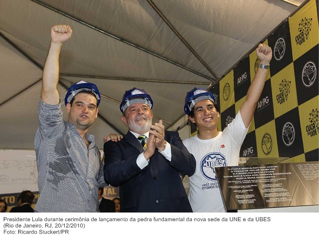 Presidente Lula durante cerimônia de lançamento da pedra fundamental da nova sede da UNE e da UBES .