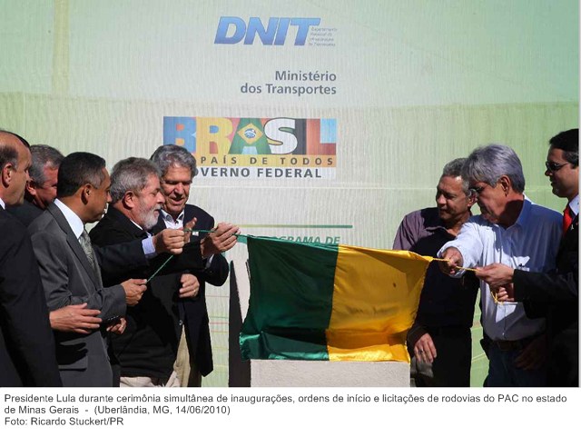 Presidente Lula durante cerimônia simultânea de inaugurações, ordens de início e licitações de rodovias do PAC no estado de Minas Gerais.