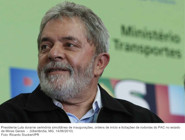 Presidente Lula durante cerimônia simultânea de inaugurações, ordens de início e licitações de rodovias do PAC no estado de Minas Gerais.