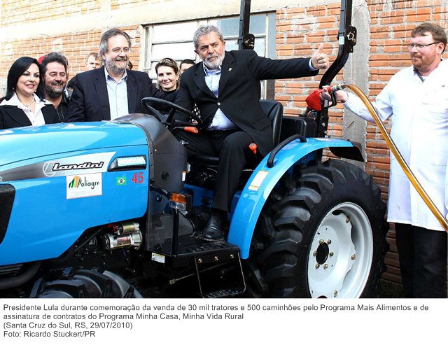 Presidente Lula durante comemoração da venda de 30 mil tratores e 500 caminhões pelo Programa Mais Alimentos e de assinatura de contratos do Programa Minha Casa, Minha Vida Rural.