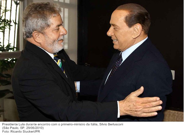Presidente Lula durante encontro com o primeiro-ministro da Itália, Silvio Berlusconi.