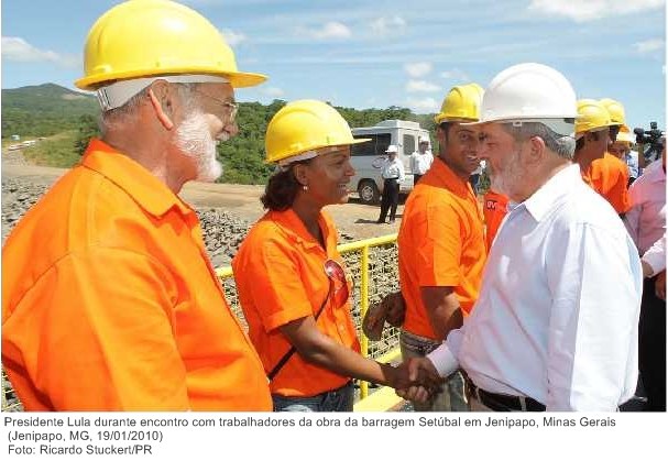 Presidente Lula durante encontro com trabalhadores da obra da barragem Setúbal em Jenipapo, Minas Gerais .