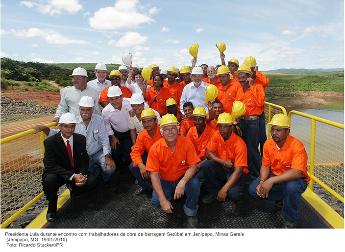 Presidente Lula durante encontro com trabalhadores da obra da barragem Setúbal em Jenipapo, Minas Gerais.