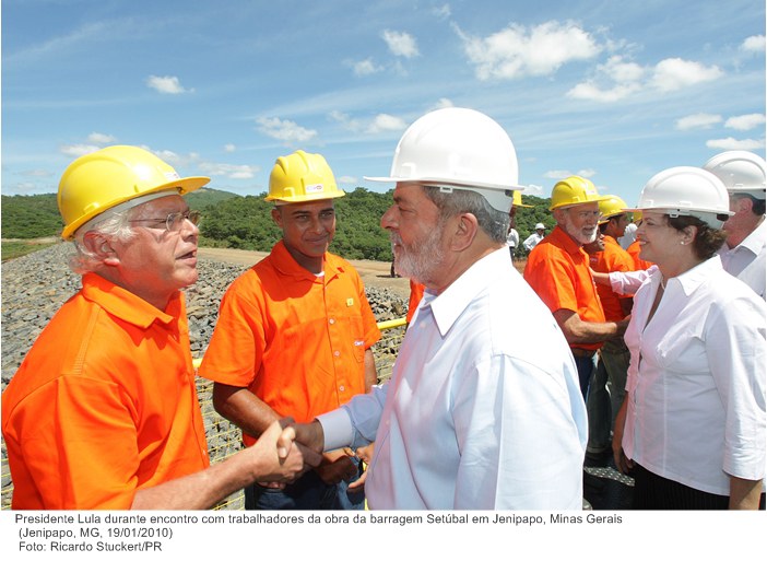 Presidente Lula durante encontro com trabalhadores da obra da barragem Setúbal em Jenipapo, Minas Gerais .