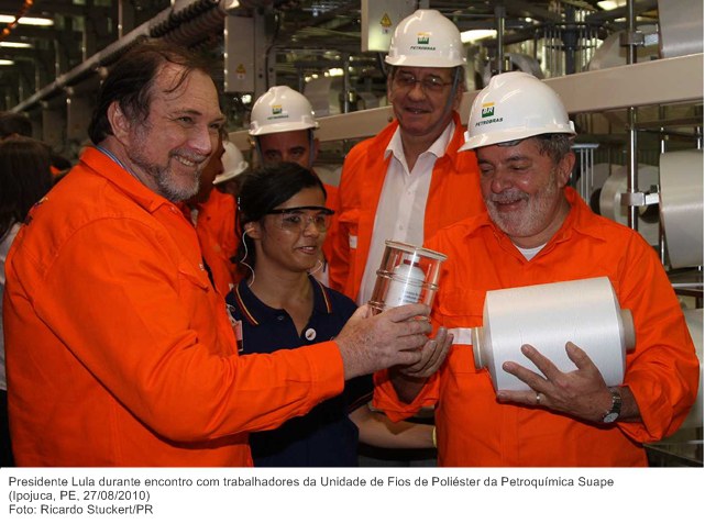 Presidente Lula durante encontro com trabalhadores da Unidade de Fios de Poliéster da Petroquímica Suape .