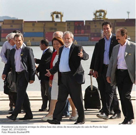 Presidente Lula durante entrega da última fase das obras de reconstrução do cais do Porto de Itajaí.