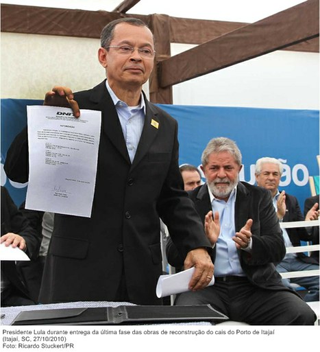 Presidente Lula durante entrega da última fase das obras de reconstrução do cais do Porto de Itajaí .