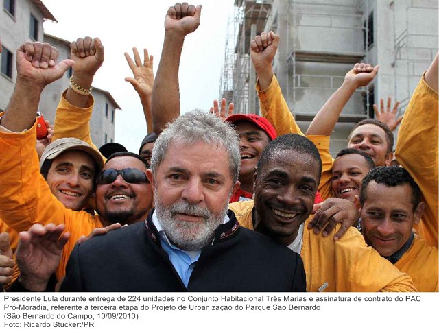 Presidente Lula durante entrega de 224 unidades no Conjunto Habitacional Três Marias e assinatura de contrato do PAC Pró-Moradia .