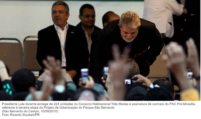 Presidente Lula durante entrega de 224 unidades no Conjunto Habitacional Três Marias e assinatura de contrato do PAC Pró-Moradia .