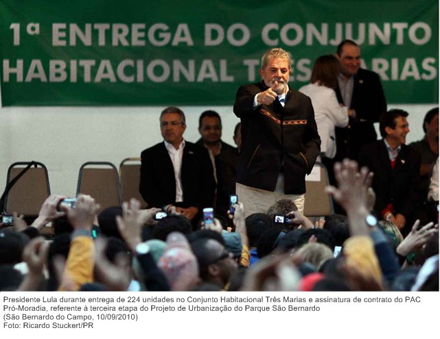 Presidente Lula durante entrega de 224 unidades no Conjunto Habitacional Três Marias e assinatura de contrato do PAC Pró-Moradia .