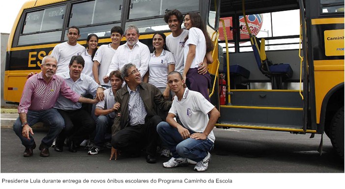Presidente Lula durante entrega de novos ônibus escolares do Programa Caminho da Escola .