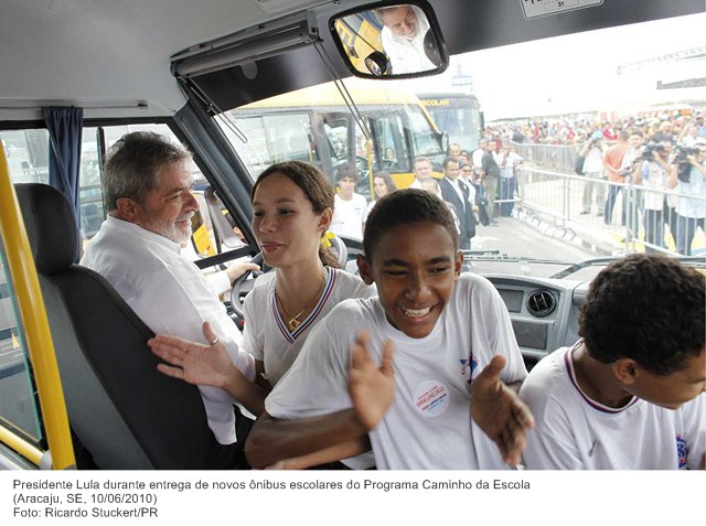 Presidente Lula durante entrega de novos ônibus escolares do Programa Caminho da Escola.