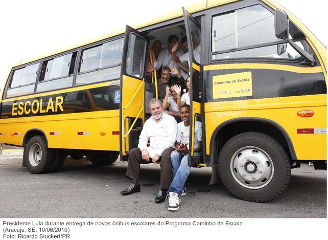 Presidente Lula durante entrega de novos ônibus escolares do Programa Caminho da Escola .