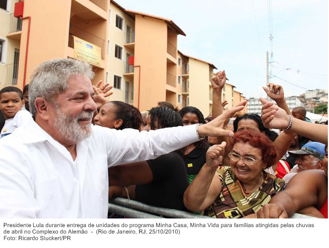 Presidente Lula durante entrega de unidades do programa Minha Casa, Minha Vida para famílias atingidas pelas chuvas de abril no Complexo do Alemão .