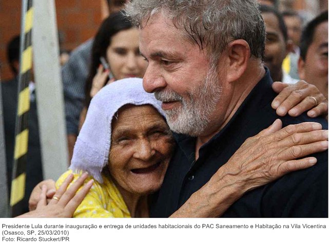 Presidente Lula durante inauguração e entrega de unidades habitacionais do PAC Saneamento e Habitação na Vila Vicentina .