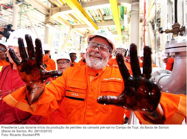 Presidente Lula durante início da produção de petróleo da camada pré-sal no Campo de Tupi, da Bacia de Santos.