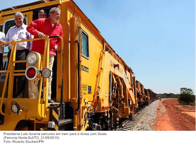 Presidente Lula durante percurso em trem para a divisa com Goiás.