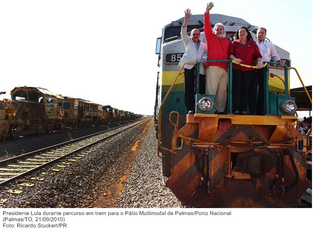 Presidente Lula durante percurso em trem para a divisa com Goiás.