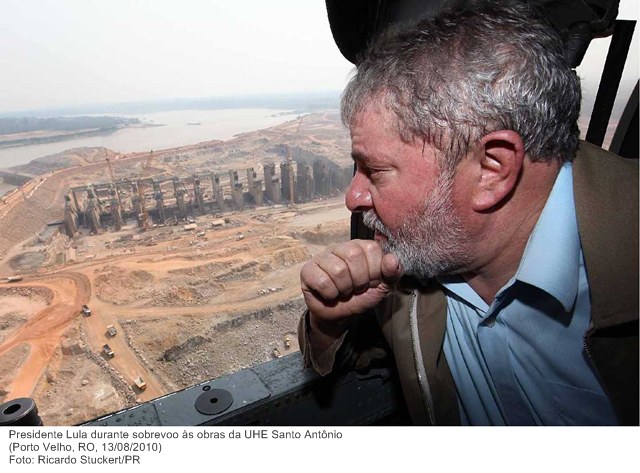 Presidente Lula durante sobrevoo às obras da UHE Santo Antônio.