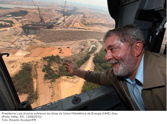 Presidente Lula durante sobrevoo às obras da Usina Hidrelétrica de Energia (UHE) Jirau.