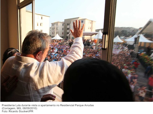 Presidente Lula durante visita a apartamento no Residencial Parque Arrudas.