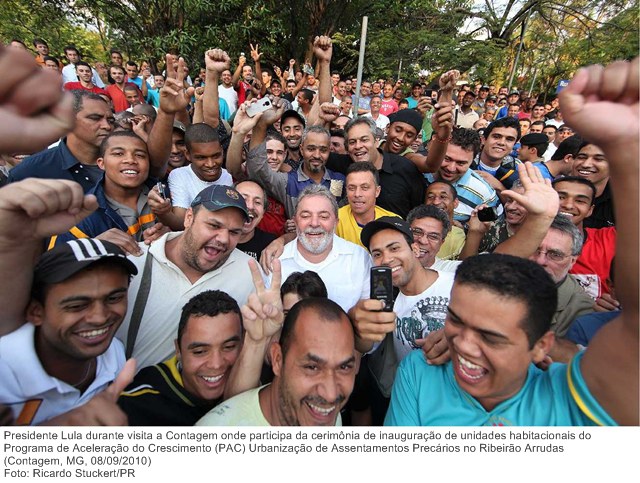 Presidente Lula durante visita a Contagem onde participa da cerimônia de inauguração de unidades habitacionais do Programa de Aceleração do Crescimento (PAC).