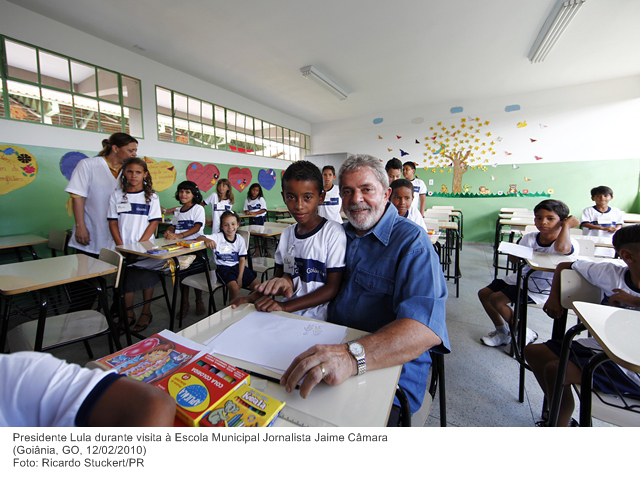 Presidente Lula durante visita à Escola Municipal Jornalista Jaime Câmara .