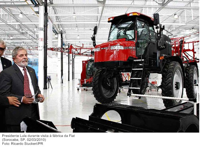 Presidente Lula durante visita à fábrica da Fiat 